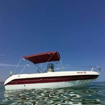 Bimini-Top Sport mit 4 Bögen in rot, montiert auf einem Sportboot mit Center Konsole