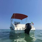 Bimini-Top Sport mit 4 Bögen in rot, montiert auf einem Sportboot mit Center Konsole (Heck)