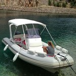 Bimini-Top Chic mit 4 Bögen in weiß, montiert auf einem Schlauchboot