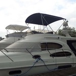 Bimini-Top Royal mit 4 Bögen in blau, montiert auf einer Flybridge