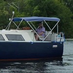 Bimini-Top Chic mit 3 Bögen in blau, montiert auf einem Kabinenboot