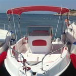 Bimini-Top Sport mit 4 Bögen in rot, montiert auf einem Boot mit Center Konsole (Frontal)