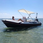 Bimini-Top Jolly in beige, montiert auf einem Schlauchboot