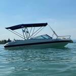 Bimini-Top Superior mit Geräteträger in Marine Blue montiert auf einem Sportboot