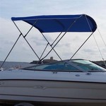 Bimini-Top Sport mit 3 Bögen in blau, montiert auf einem Sportboot