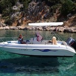 Bimini-Top Sport mit 3 Bögen in weiß, montiert auf einem Boot mit Center-Konsole