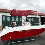 Bimini-Top Sport mit 3 Bögen in rot, montiert auf einem Boot mit Center-Konsole