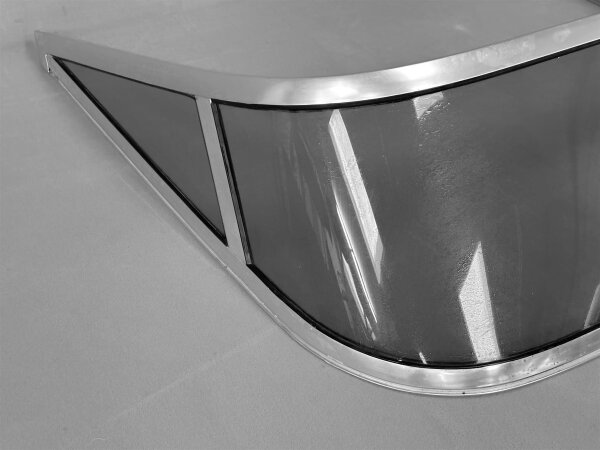 Windshield for sport boats