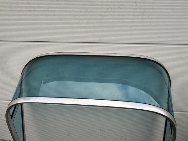 Windshield for sport boats